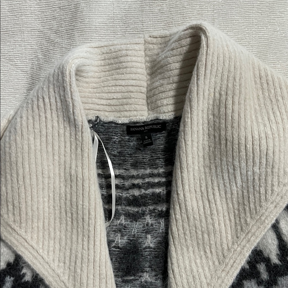 NWT Banana Republic Cream and Gray Knit Sweater